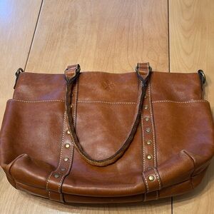 Patricia Nash Carducci tote. Zippered close.